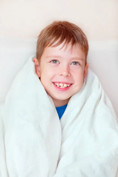 Retrato Uma Criança Sorridente Rapaz Com Sorriso Desdentado Dentes Brancos — Fotografia de Stock