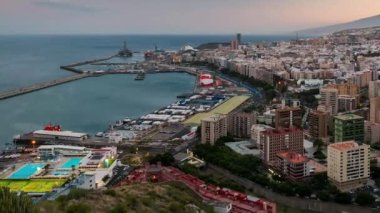 Santa Cruz, Tenereife, İspanya - 15 Temmuz 2018: Cityscape mimari Timelapse doğal görünümün 4k