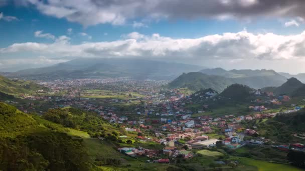 Timelapse de un pueblo entre las montañas cerca del volcán Teide, Tenerife, Islas Canarias — Vídeo de stock