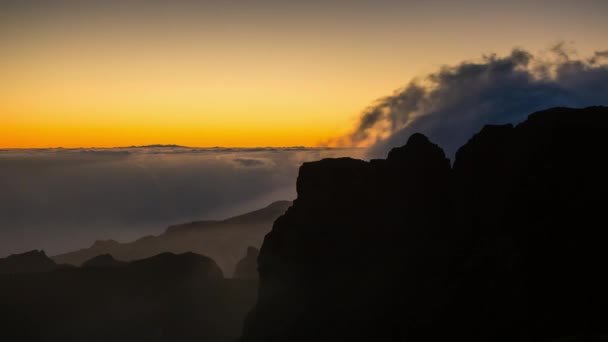 Расписание заката с облаками, движущимися в горах вулкан Тейде, Тенерифе, Канарские острова — стоковое видео