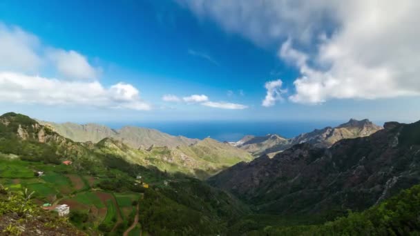 Volkan Teide, Tenerife, Kanarya Adaları yakınındaki dağların arasında bir köyün Timelapse — Stok video