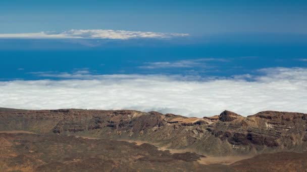 スペイン カナリア諸島テネリフェ島テイデ山火山に移動する雲の微速度撮影 — ストック動画