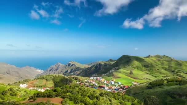 Timelapse de uma aldeia entre as montanhas perto do vulcão Teide, Tenerife, Ilhas Canárias — Vídeo de Stock