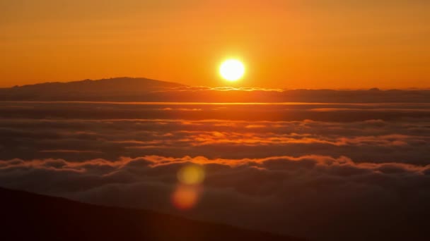 山火山テイデ、テネリフェ島、カナリア諸島に移動する雲と夕日のタイムラプス — ストック動画