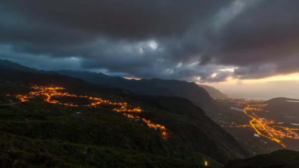 火山テイデ、テネリフェ島、カナリア諸島の近くにサンセットに山の村のタイムラプス — ストック動画