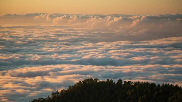 Zeitraffer einer Wolkenbewegung in den Bergen Vulkan Teide auf Teneriffa, Kanarische Inseln Spanien — Stockvideo