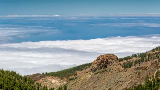 Timelapse av ett moln som rör sig i bergen vulkanen Teide på Teneriffa, Kanarieöarna Spanien — Stockvideo