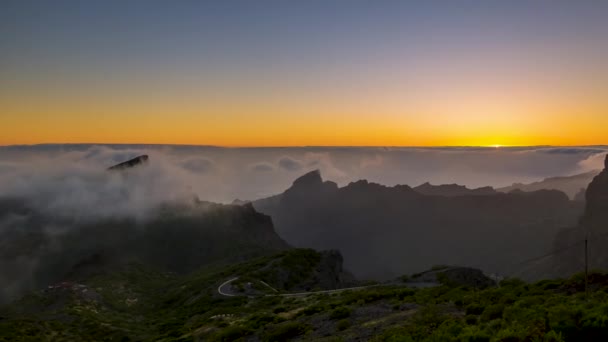 Расписание заката с облаками, движущимися в горах вулкан Тейде, Тенерифе, Канарские острова — стоковое видео