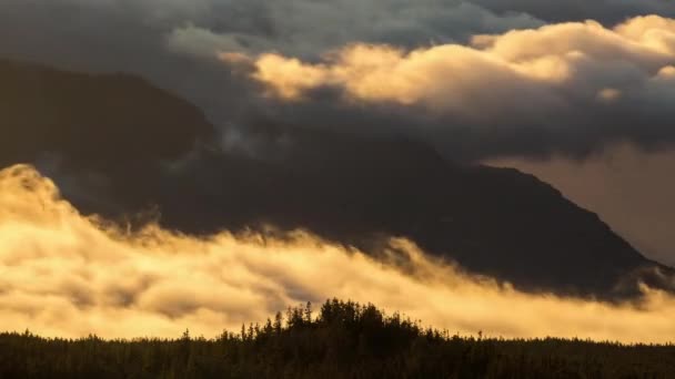 Timelapse de uma nuvem que se move nas montanhas vulcão Teide em Tenerife, Ilhas Canárias Espanha — Vídeo de Stock