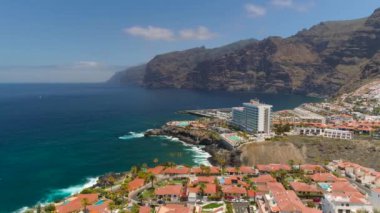 Los Gigantes kayalıklarla 4 k dron yukarıdan vurdun, Canarias Islands, İspanya Tenerife, havadan görünümü