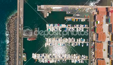 Modern yelken motorlu tekneler, hava görünümünü Yatlar denize sıfır marina, Los Gigantes, Tenerife, Kanarya Adaları, İspanya