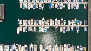 Modern yelken motorlu tekneler, hava görünümünü Yatlar denize sıfır marina, Los Gigantes, Tenerife, Kanarya Adaları, İspanya