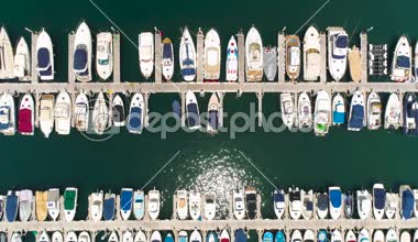 Modern yelken motorlu tekneler, hava görünümünü Yatlar denize sıfır marina, Los Gigantes, Tenerife, Kanarya Adaları, İspanya