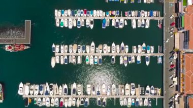 Modern yelken motorlu tekneler, hava görünümünü Yatlar denize sıfır marina, Los Gigantes, Tenerife, Kanarya Adaları, İspanya