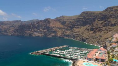 Modern yelken motorlu tekneler, hava görünümünü Yatlar denize sıfır marina, Los Gigantes, Tenerife, Kanarya Adaları, İspanya