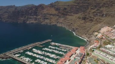 Modern yelken motorlu tekneler, hava görünümünü Yatlar denize sıfır marina, Los Gigantes, Tenerife, Kanarya Adaları, İspanya