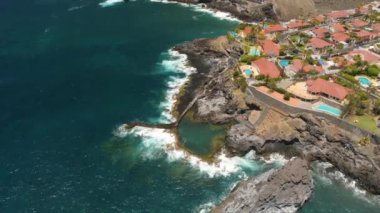 Havadan görünümü Los Gigantes village resort View, Tenerife, Kanarya Adaları, İspanya, dron 4 k vurdu.