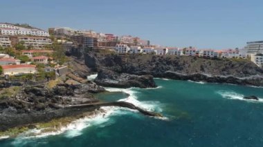 Havadan görünümü Los Gigantes village resort View, Tenerife, Kanarya Adaları, İspanya, dron 4 k vurdu.
