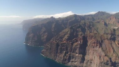 Los Gigantes kayalıklarla 4 k dron yukarıdan vurdun, Canarias Islands, İspanya Tenerife, havadan görünümü
