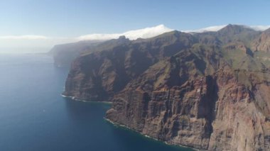 Los Gigantes kayalıklarla 4 k dron yukarıdan vurdun, Canarias Islands, İspanya Tenerife, havadan görünümü