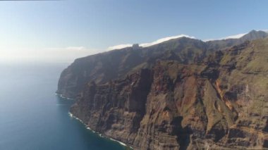 Los Gigantes kayalıklarla 4 k dron yukarıdan vurdun, Canarias Islands, İspanya Tenerife, havadan görünümü