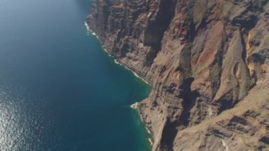 Los Gigantes kayalıklarla 4 k dron yukarıdan vurdun, Canarias Islands, İspanya Tenerife, havadan görünümü