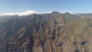 Los Gigantes kayalıklarla 4 k dron yukarıdan vurdun, Canarias Islands, İspanya Tenerife, havadan görünümü