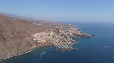 Los Gigantes kayalıklarla 4 k dron yukarıdan vurdun, Canarias Islands, İspanya Tenerife, havadan görünümü