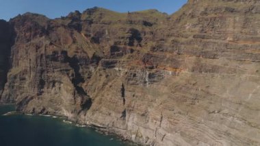 Los Gigantes kayalıklarla 4 k dron yukarıdan vurdun, Canarias Islands, İspanya Tenerife, havadan görünümü