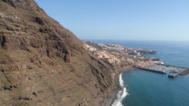 Los Gigantes kayalıklarla 4 k dron yukarıdan vurdun, Canarias Islands, İspanya Tenerife, havadan görünümü