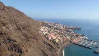 Los Gigantes kayalıklarla 4 k dron yukarıdan vurdun, Canarias Islands, İspanya Tenerife, havadan görünümü