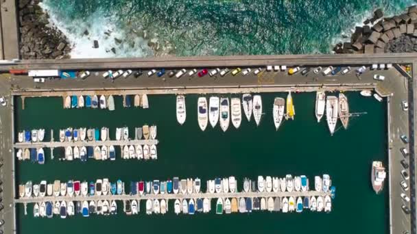 Luchtfoto Van Moderne Zeil Motorboten Jachten Kust Marina Los Gigantes — Stockvideo
