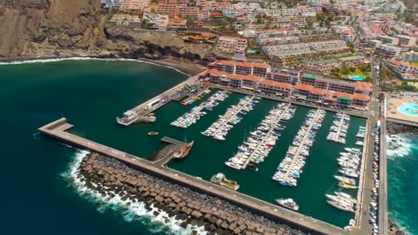 Utsikt Moderne Seilmotorbåter Seilbåter Kysthavnen Los Gigantes Tenerife Kanariøyene Spania – stockvideo