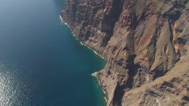 Luchtfoto Van Los Gigantes Cliffs Tenerife Drone Schoot Van Bovenaf — Stockvideo