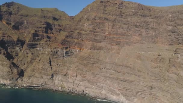 Αεροφωτογραφία Του Los Gigantes Cliffs Στην Τενερίφη Κηφήνας Πυροβόλησε Από — Αρχείο Βίντεο