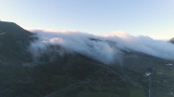 Letecký Pohled Hory Mlha Pronikající Útesy Západ Slunce Tenerife Kanárské — Stock video