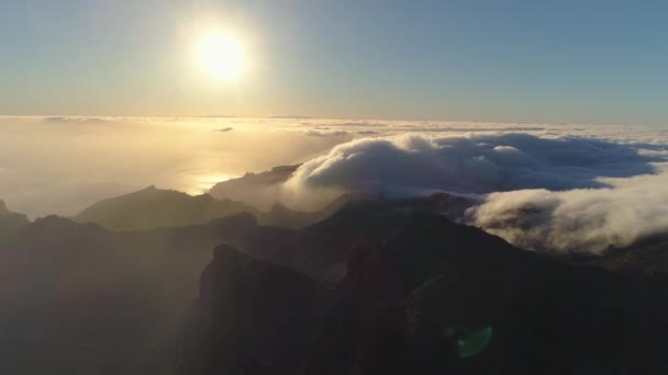 Luchtfoto Van Bergen Mist Rotsen Kruipen Zonsondergang Tenerife Canarische Eilanden — Stockvideo