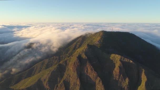Flygfoto Över Bergen Och Dimma Krypande Klipporna Solnedgången Tenerife Kanarieöarna — Stockvideo
