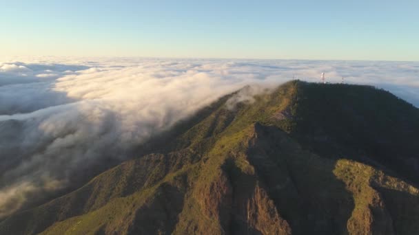 Luftaufnahme Der Berge Und Nebel Kriechen Die Klippen Bei Sonnenuntergang — Stockvideo