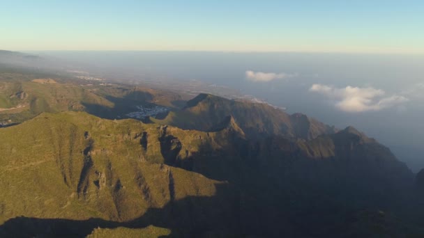 Luchtfoto Van Bergen Mist Rotsen Kruipen Zonsondergang Tenerife Canarische Eilanden — Stockvideo