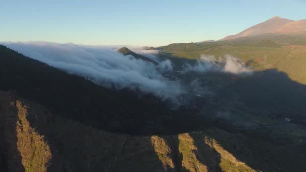 在加那利群岛特内里费岛 日落时在悬崖上蠕动的山脉和雾的鸟图 — 图库视频影像