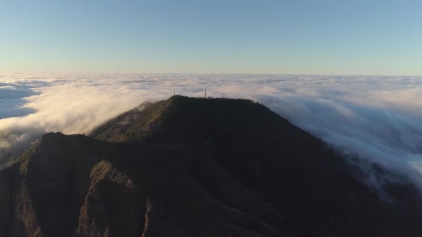 山とカナリア諸島テネリフェ島の日没の崖を這う霧の空撮 — ストック動画