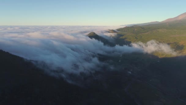 山とカナリア諸島テネリフェ島の日没の崖を這う霧の空撮 — ストック動画