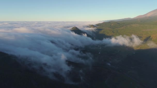 Luftaufnahme Der Berge Und Nebel Kriechen Die Klippen Bei Sonnenuntergang — Stockvideo