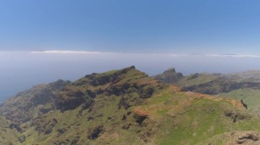 Dağları'nın rock ve cliff yukarıdan Tenerife volkanik dağ El Teide, Canarias Adaları, İspanya yakınındaki havadan görünümü.