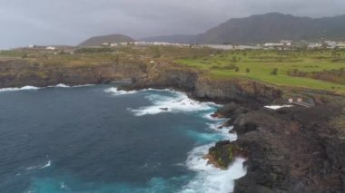 Kayalıklarla ve Atlantik Okyanusu Tenerife, 4 k yukarıdan ateş dron, Canarias Islands, İspanya havadan görünümü
