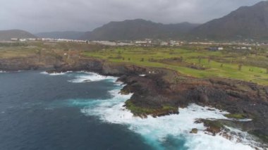 Kayalıklarla ve Atlantik Okyanusu Tenerife, 4 k yukarıdan ateş dron, Canarias Islands, İspanya havadan görünümü