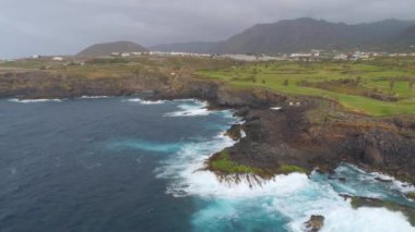 Kayalıklarla ve Atlantik Okyanusu Tenerife, 4 k yukarıdan ateş dron, Canarias Islands, İspanya havadan görünümü