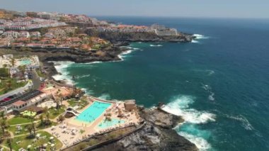 Tenerife, Los Gigantes, İspanya - 18 Mayıs 2018: Havadan görünümü kayalık sahil ve oteller, Kanarya Adaları. 4 k dron yukarıdan vurdu.