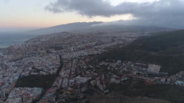 Santa Cruz, Tenerife, İspanya - Mayıs, 18, 2018: Havadan görünümü bir şehir merkezinin. 4 k'dan fazla vurdu casus uçak